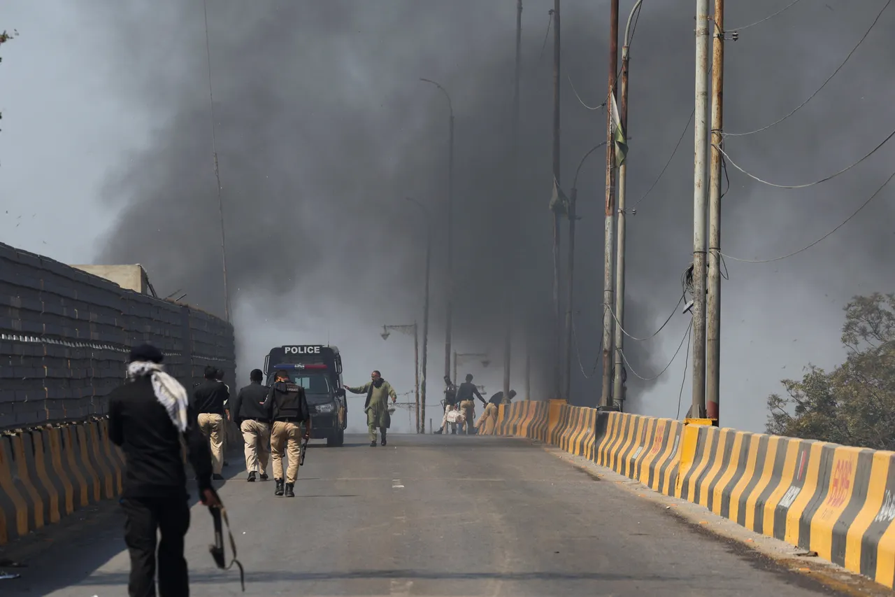 Najmanje šest osoba poginulo u sukobima demonstranata i policije ispred američkog konzulata u Karachiju