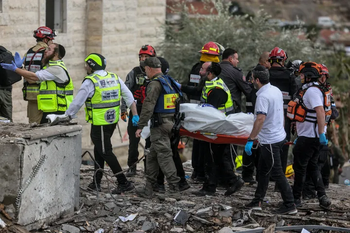 وسط تهديد إيراني بِرَد غير مسبوق.. مقتل 9 إسرائيليين في القدس واستهداف ناقلة نفط بمضيق هرمز