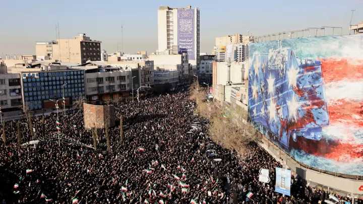 Iranianos inundam as ruas do Irão após ataques de Israel-EUA matarem Ali Khamenei