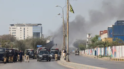 Confrontos mortais no consulado dos EUA em Carachi devido à morte de Khamenei