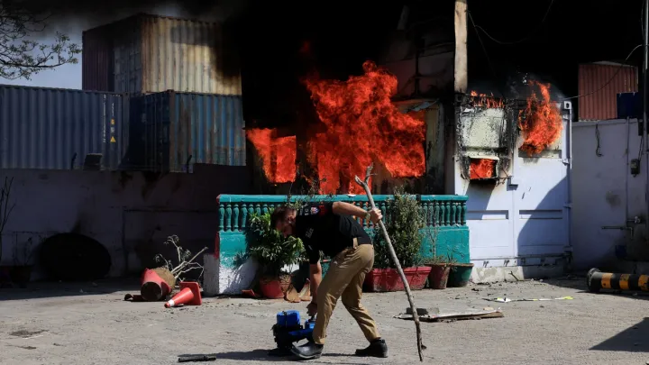 Смерть Хаменеи обернулась кровью в Карачи