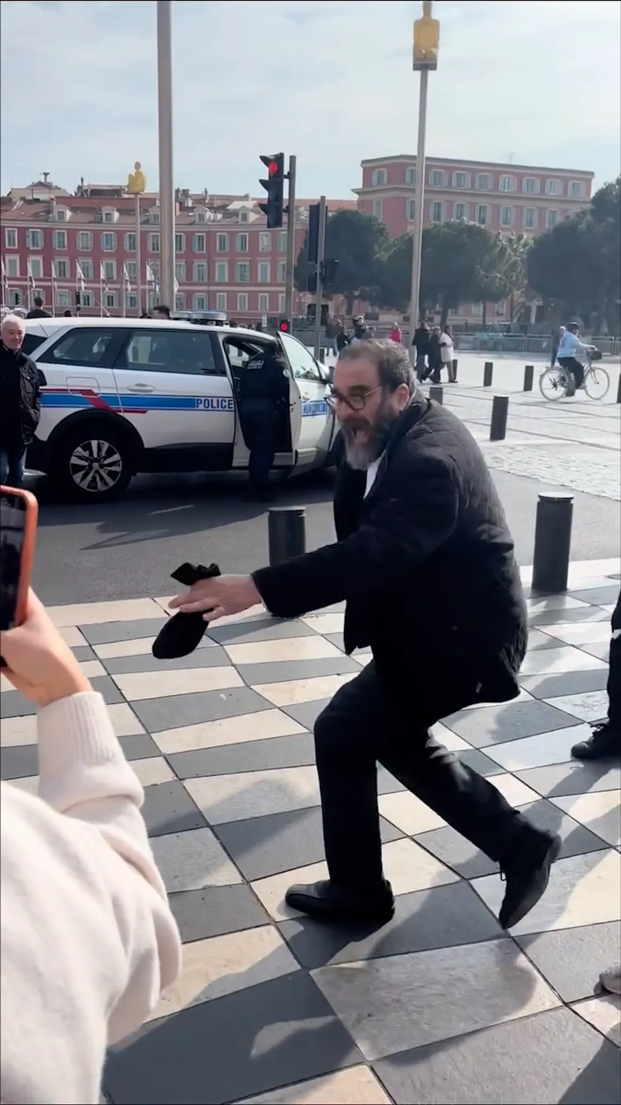 Seorang pria Yahudi berpura-pura diserang oleh demonstran pro-Palestina