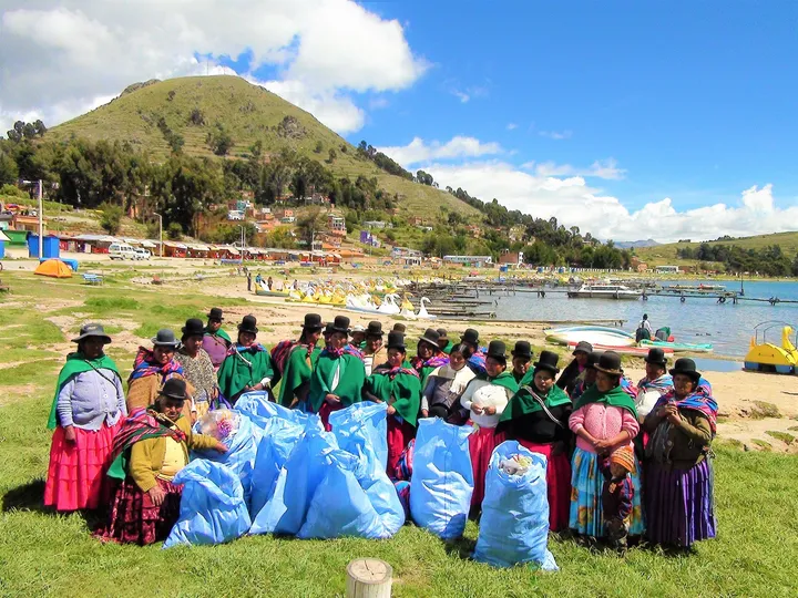 Guardianas del Titicaca: mujeres aymaras se unen para cuidar uno de los mayores lagos de Sudamérica