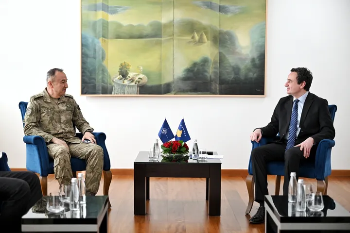Kurti pret në takim komandantin e KFOR-it, diskutojnë mbi sigurinë në kohë krizash globale