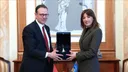 Kryeparlamentarja e Kosovës priti në takim ambasadorin e Türkiyes, Tunç Angılı