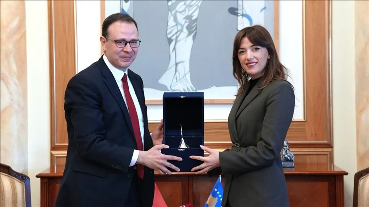 Kryeparlamentarja e Kosovës priti në takim ambasadorin e Türkiyes, Tunç Angılı