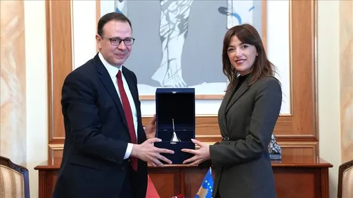 Kryeparlamentarja e Kosovës priti në takim ambasadorin e Türkiyes, Tunç Angılı