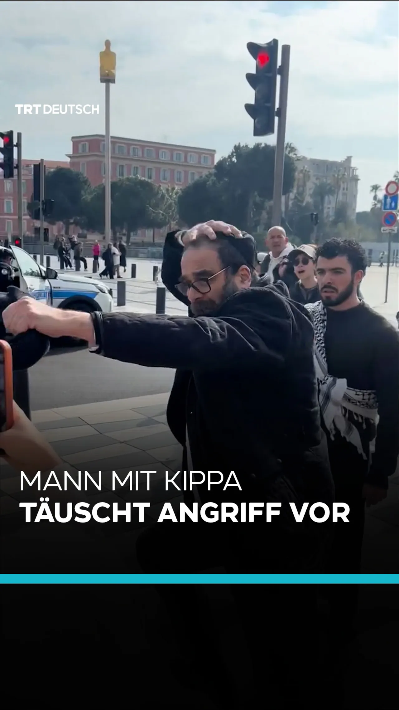 Mann mit Kippa täuscht Angriff vor