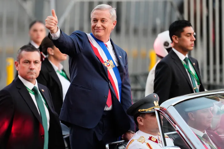 Kast asume como presidente de Chile bajo una derecha marcada, y anticipa un “gobierno de emergencia”