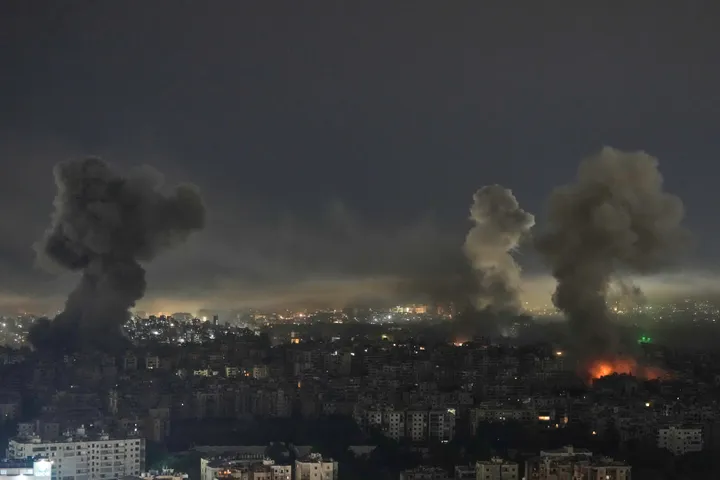 عشرات القتلى والجرحى بغارات عنيفة للاحتلال على لبنان وحزب الله يرد بـ"العصف المأكول"