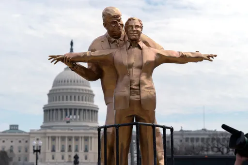 Trump und Epstein in Titanic-Pose - Statue in Washington aufgetaucht