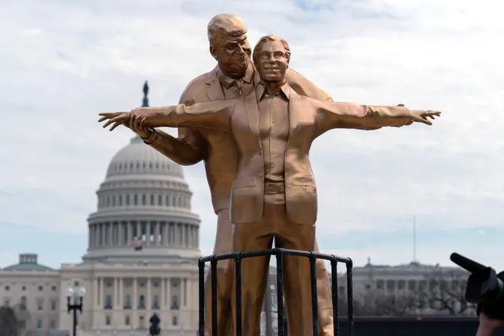 Trump und Epstein in Titanic-Pose - Statue in Washington aufgetaucht