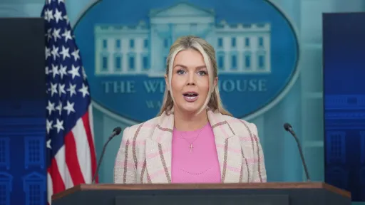 کاخ سفید: نیروی دریایی آمریکا تاکنون هیچ شناوری را در تنگه هرمز اسکورت نکرده است