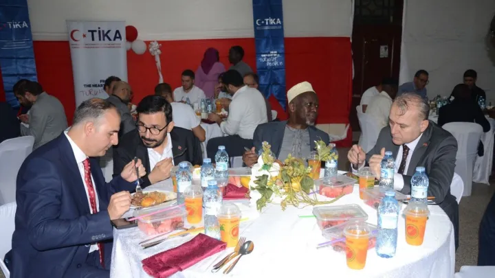 Turkish aid agency TİKA hosts nearly 1,000 people to an open iftar in Uganda