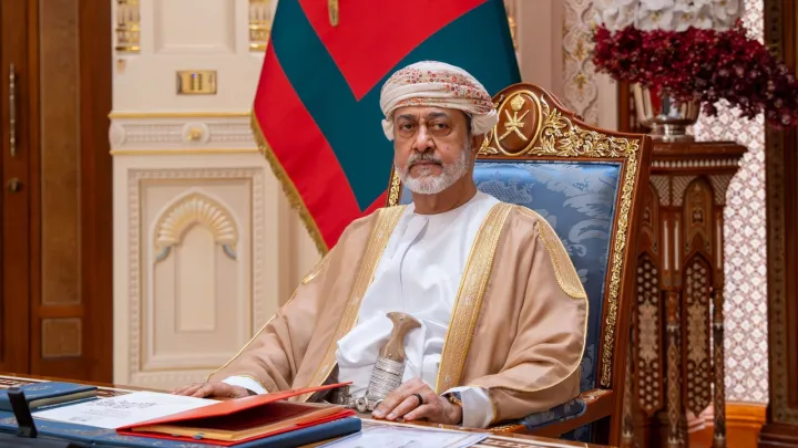 عقب ضرب ميناء صلالة.. سلطان عمان يستنكر استهداف إيران أراضي بلاده المستمر