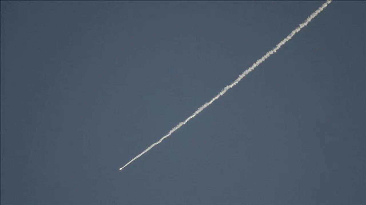 إيران تصعّد الهجمات في الخليج.. السعودية تسقط 28 مسيّرة وإصابتان في الكويت باستهداف مبنى سكني