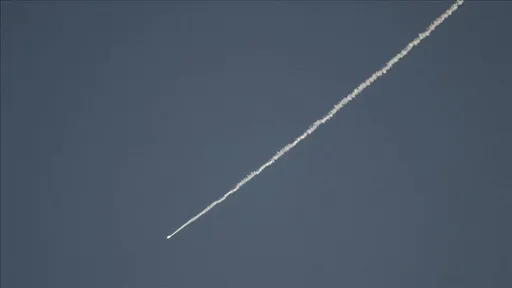 إيران تصعّد الهجمات في الخليج.. السعودية تسقط 28 مسيّرة وإصابتان في الكويت باستهداف مبنى سكني