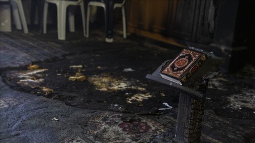 Kolonët e paligjshëm izraelitë djegin hyrjen e një xhamie në Bregun Perëndimor