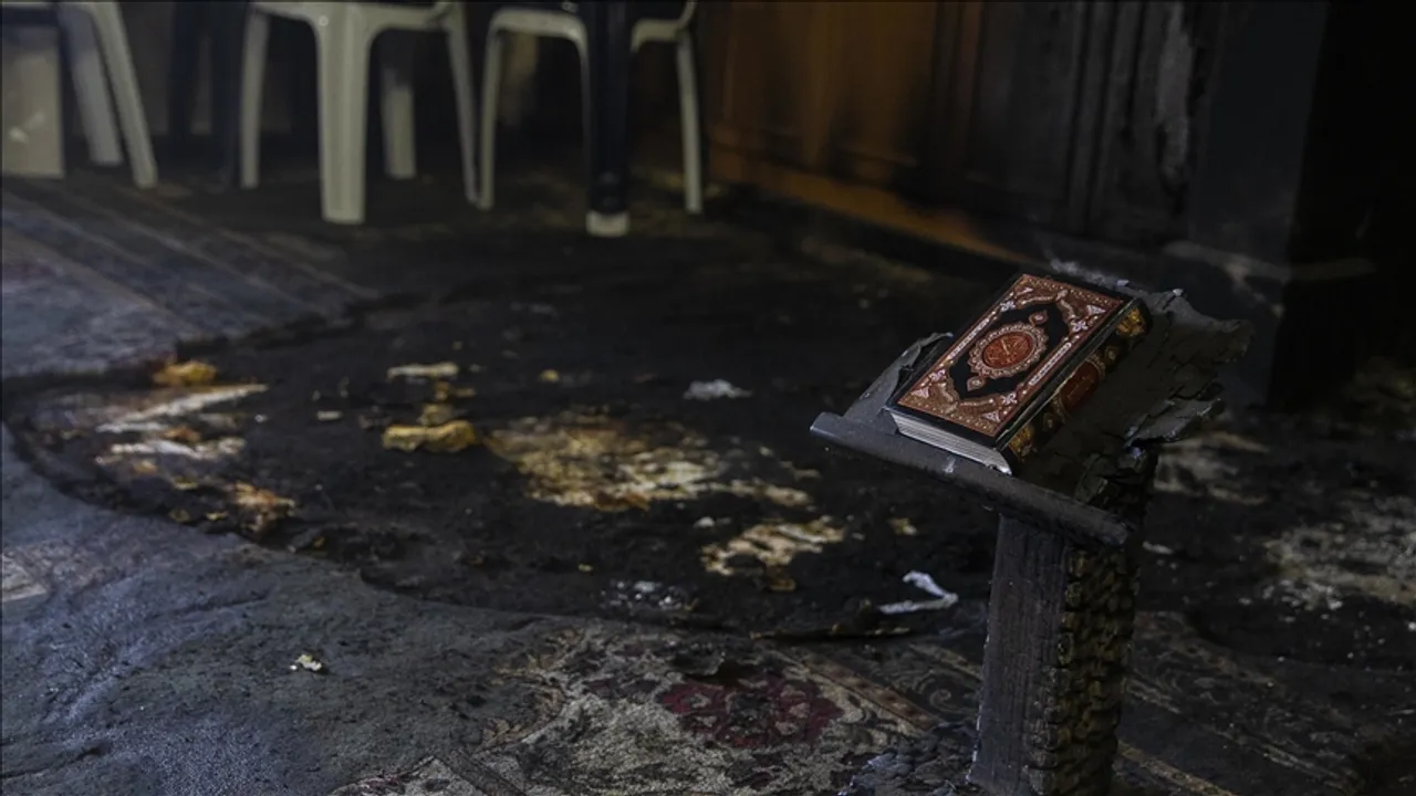 Kolonët e paligjshëm izraelitë djegin hyrjen e një xhamie në Bregun Perëndimor