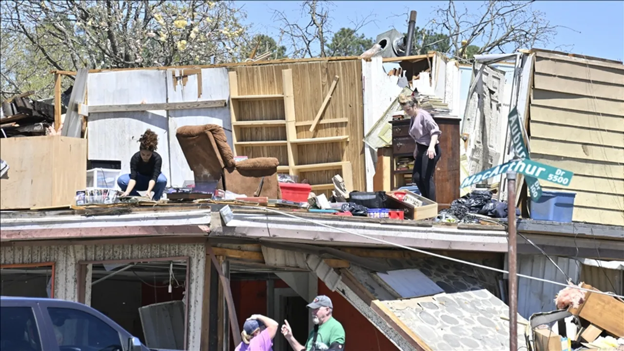 Više snažnih tornada i izuzetno krupan grad pogodili američke države Illinois i Indianu