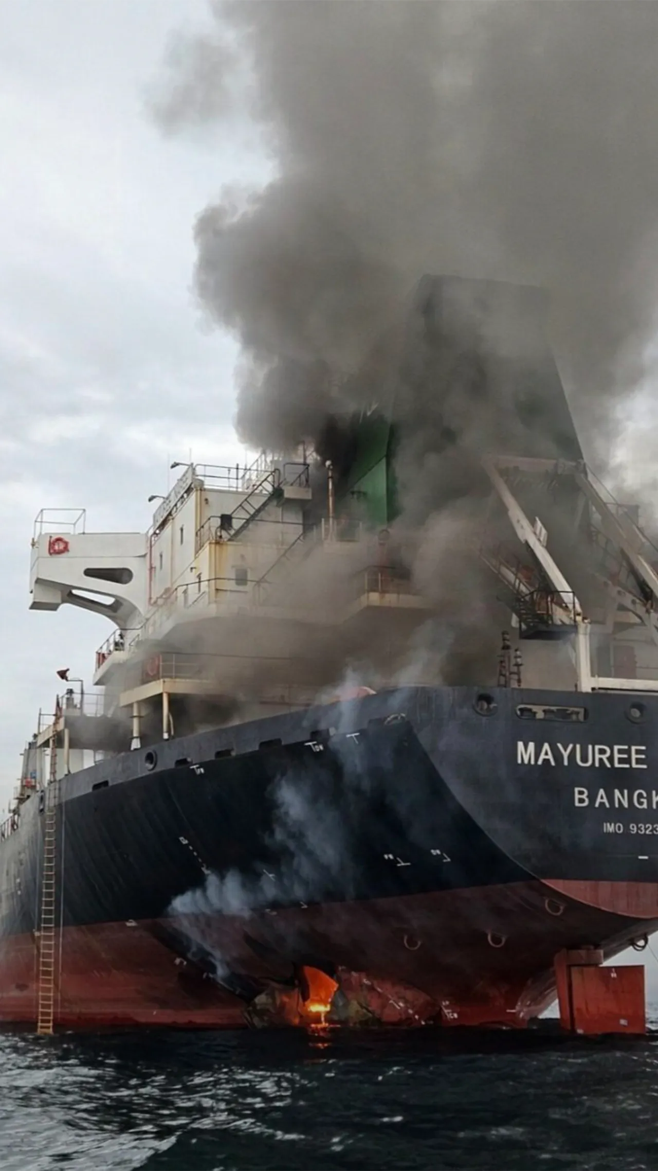 Para pelaut Thailand dievakuasi setelah kapal mereka diserang di Selat Hormuz