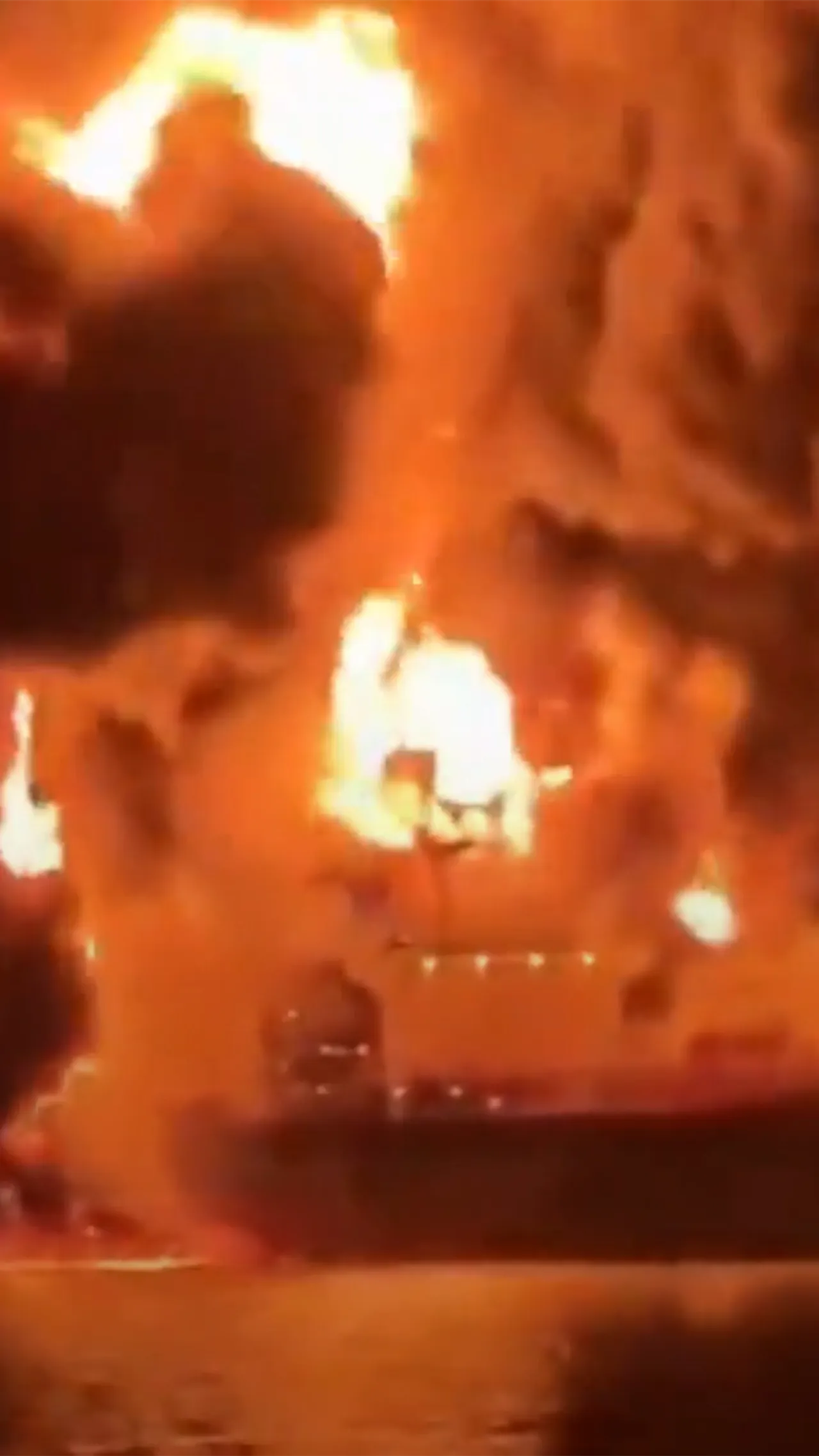 Kapal tanker minyak terbakar usai serangan drone di lepas pantai Irak