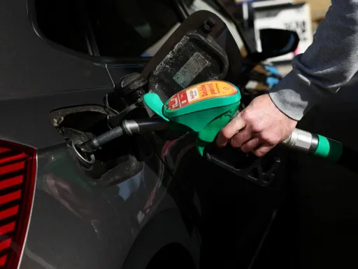 Preço do petróleo ultrapassa US$ 100 por barril, com guerra no Médio Oriente a alimentar receios