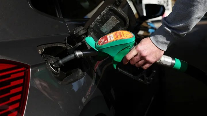 Preço do petróleo ultrapassa US$ 100 por barril, com guerra no Médio Oriente a alimentar receios