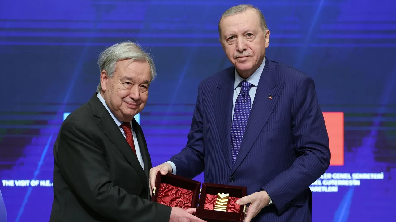أردوغان يمنح غوتيريش جائزة أتاتورك الدولية للسلام ويؤكد تحرّك تركيا دبلوماسياً لوقف حرب إيران