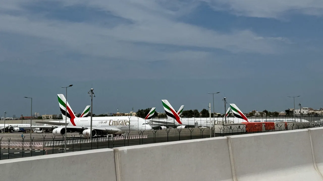 Drones atacam perto do aeroporto do Dubai, navios são atingidos e Irão continua os ataques