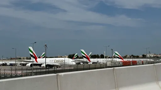 Drones atacam perto do aeroporto do Dubai, navios são atingidos e Irão continua os ataques