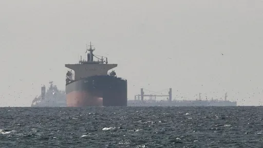 After causing worldwide crisis, Iran continues to ship its oil through Hormuz