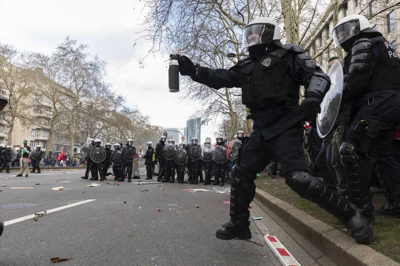 80.000 mensen demonstreren in Brussel tegen bezuinigingsmaatregelen van de regering