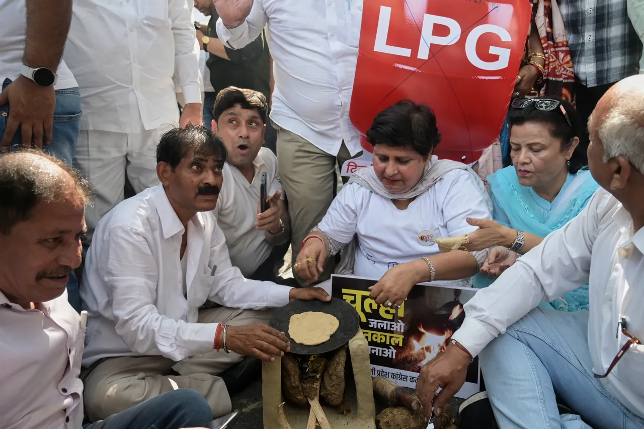 ईरान संघर्ष के चलते भारत में खाना पकाने की गैस की कमी को लेकर विरोध प्रदर्शन हुए।