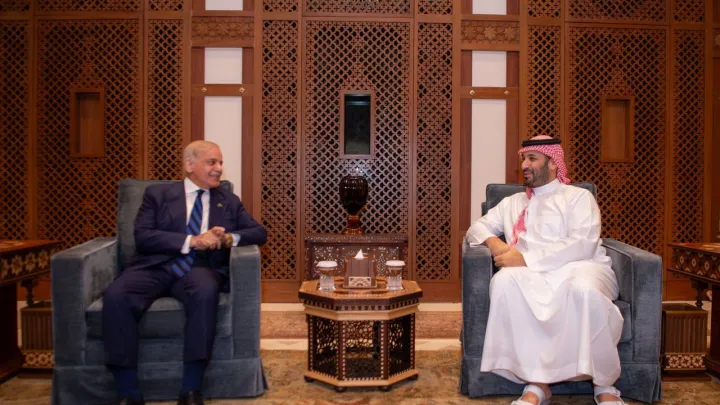 Пәкістан премьер-министрі Сауд Арабиясын «толық қолдауға» уәде берді