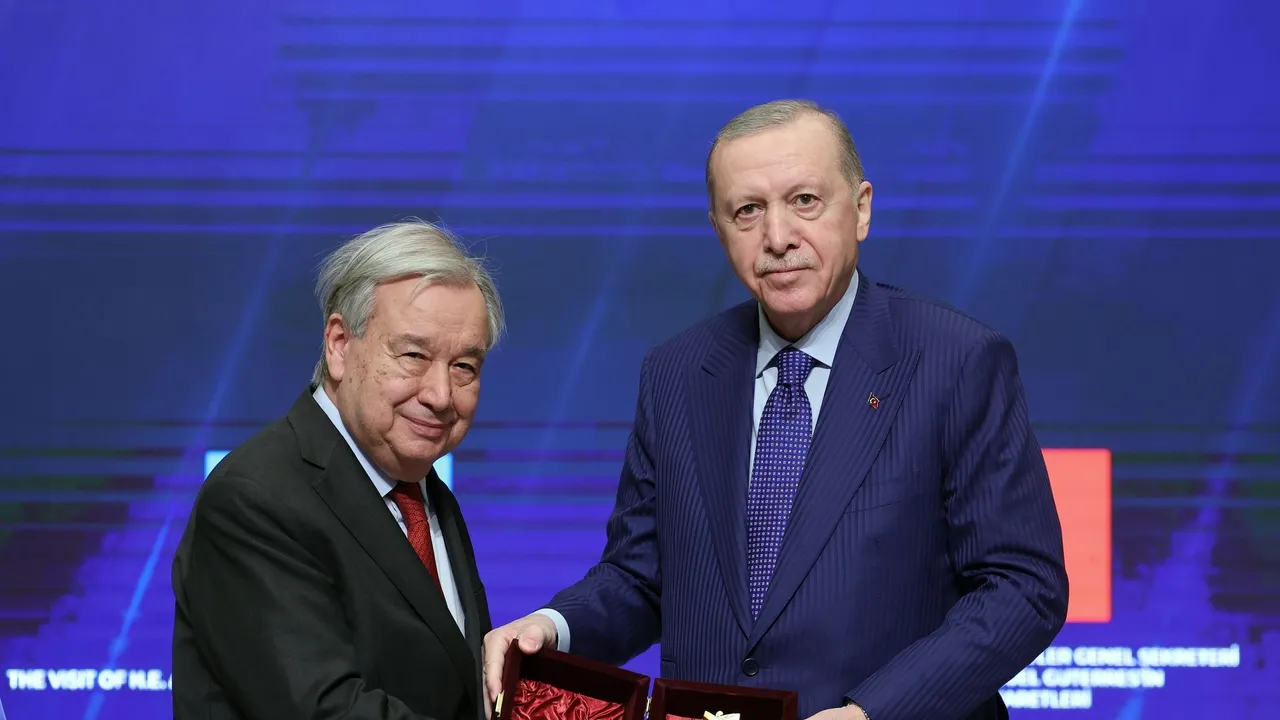 Ärdoğan Guterreşka "Atatörek" Xalıqara tınıçlıq bülägen tapşırdı