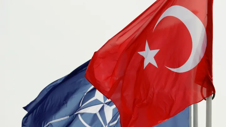 Türkiye: NATO interceptou um míssil balístico vindo do Irão no espaço aéreo turco