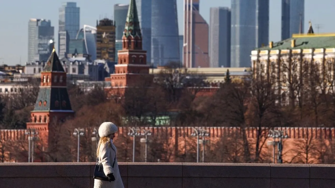 Москвичи переходят на бумажные карты и пейджеры