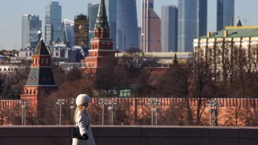 Москвичи переходят на бумажные карты и пейджеры