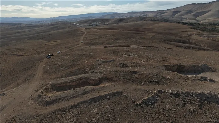 Zbulohet varrezë masive pranë selisë ushtarake të regjimit të rrëzuar në Siri