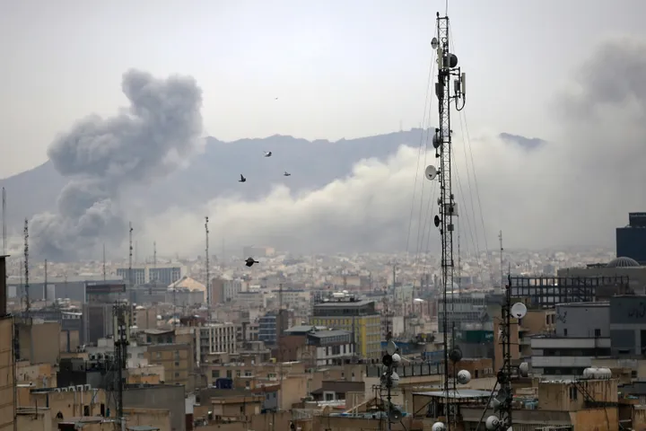 Sulmet amerikane dhe izraelite në Iranin qendror dhe perëndimor lënë 12 të vrarë