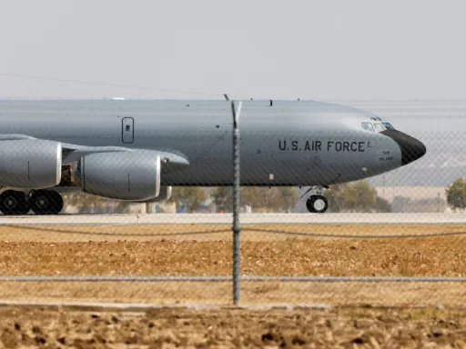 Todos os seis tripulantes morreram após a queda de um avião militar norte-americano no Iraque