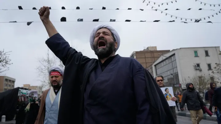 Israel lança ataques aéreos às cidades iranianas, atingindo local próximo do comício do Dia de Quds