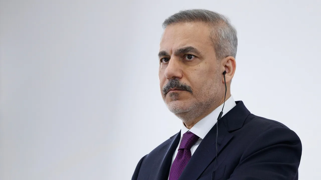 Fidan discute os desenvolvimentos regionais com os seus homólogos do Catar e do Azerbaijão