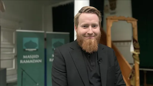 Udhëtimi i një londinezi drejt Islamit: Ndihem më britanik që kur u bëra mysliman