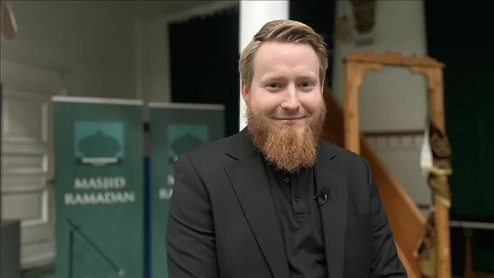 Udhëtimi i një londinezi drejt Islamit: Ndihem më britanik që kur u bëra mysliman