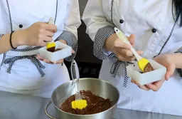 Srednjoškolci u Srbiji proizvode čokoladu sa spanaćem, bez laktoze i glutena