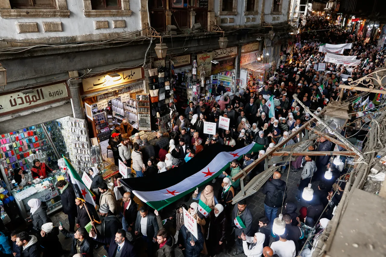 Mijëra sirianë shënojnë 15-vjetorin e revolucionit me tubim në Daraa