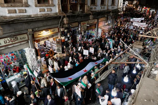 Mijëra sirianë shënojnë 15-vjetorin e revolucionit me tubim në Daraa