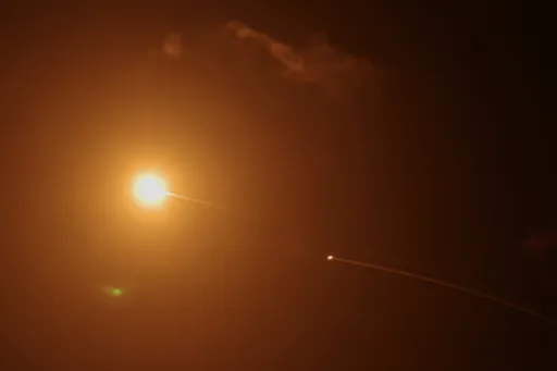 د ایران پر دریو امریکایي هوایي اډو د توغندیو او ډرون بریدونو ادعا کړې او نتنیاهو ته یې ګواښ کړی